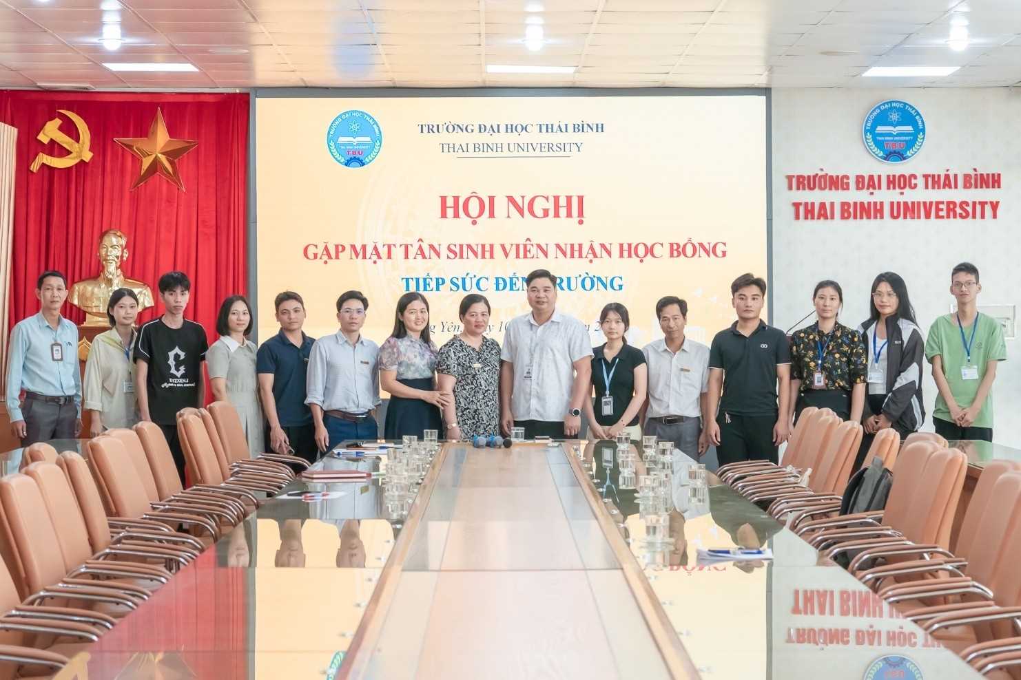 GẶP MẶT CÁC TÂN SINH VIÊN TRƯỜNG ĐẠI HỌC THÁI BÌNH TRƯỚC KHI NHẬN HỌC BỔNG “TIẾP SỨC ĐẾN TRƯỜNG” CỦA BÁO TUỔI TRẺ